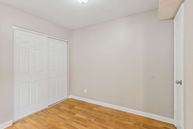 Building Photo - 1/1 Condo in Gated Lakefront Community of Altamonte Springs!