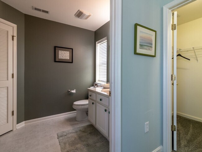 Building Photo - YEAR ROUND RENTAL- FURNISHED - 3 BEDROOM CONDO - WOODS COVE