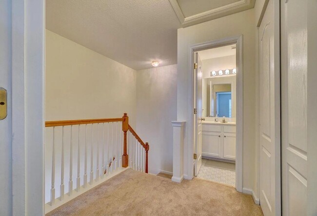 Building Photo - 3 Bedroom Townhouse in North Suffolk
