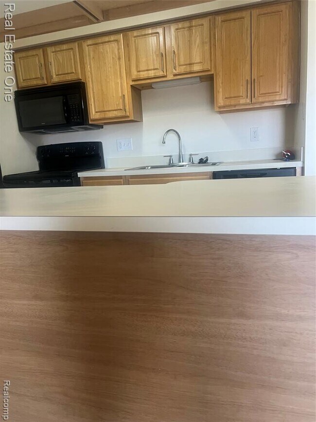 Building Photo - 15815 Lakeside Dr