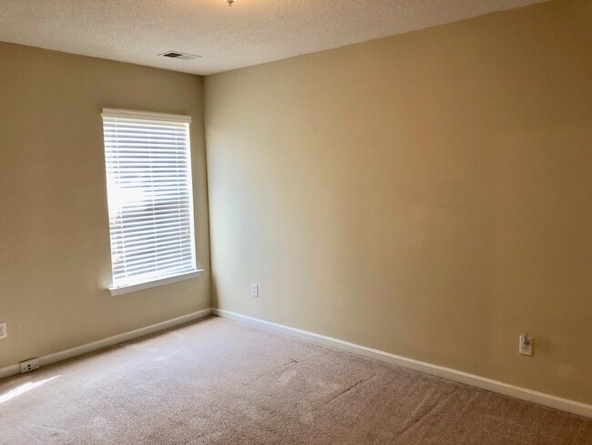 Building Photo - 3 Bedroom 2 Bath House in Quail Hill - Goo...