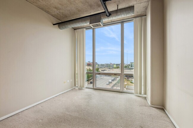 Building Photo - 700 W Van Buren St