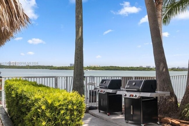 Building Photo - 10350 W Bay Harbor Dr