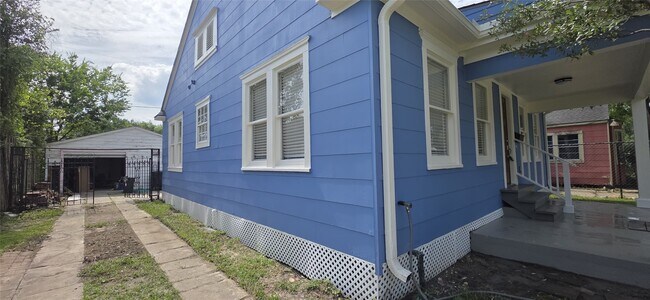Building Photo - 2827 Robertson St
