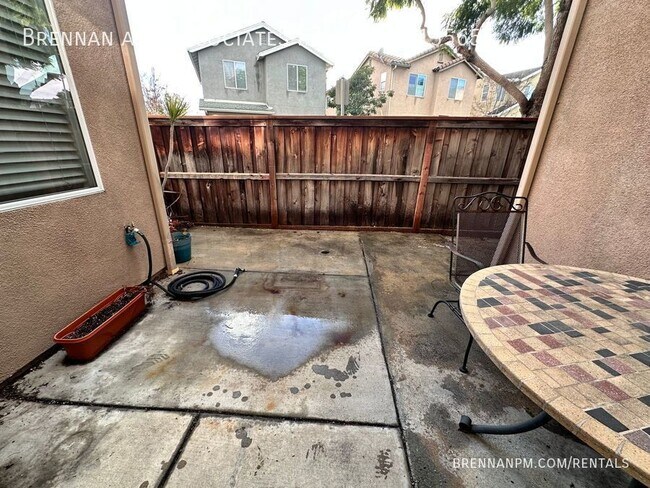 Building Photo - 3 bed, 2.5 bath Townhome, 2 Car Garage, Ea...
