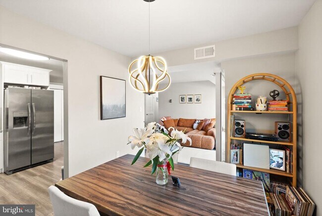 Building Photo - 9728 Kingsbridge Dr