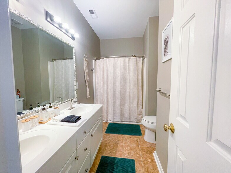 En suite master bath - 5403 Picket Fence Ln