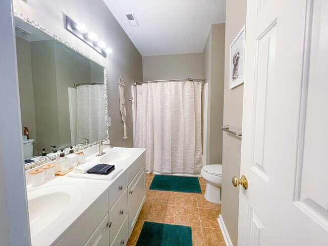 En suite master bath - 5403 Picket Fence Ln