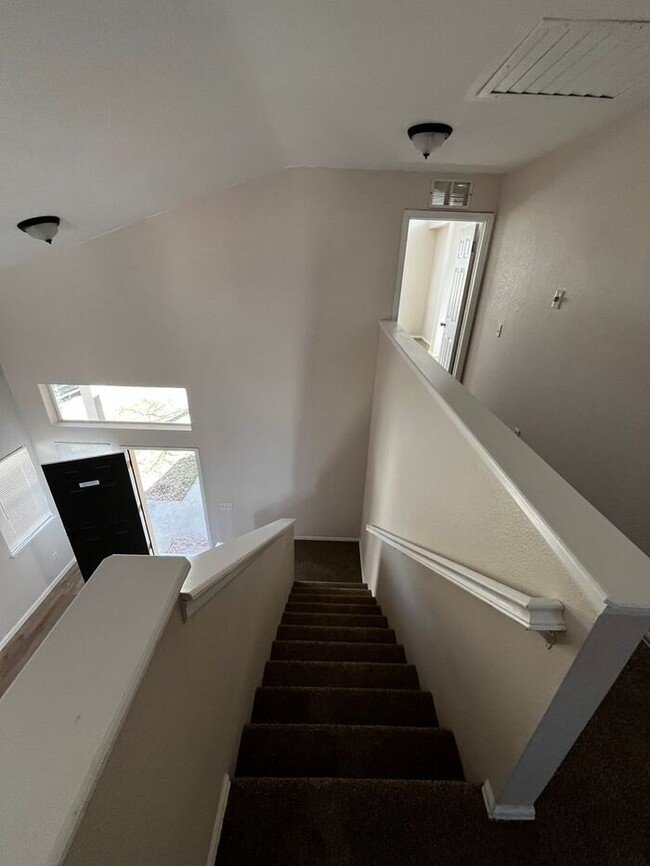 Building Photo - 3 Bedroom 2 1/2 Bathroom Home in Highlands Ranch