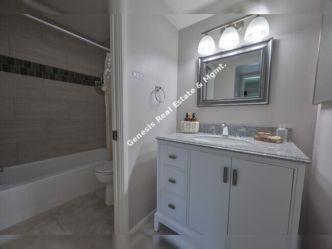 Building Photo - "Stylish 2-Bed Townhouse with Granite Touches & 2.5 Baths in Tucson – 1256 Sq Ft of Comfort!"