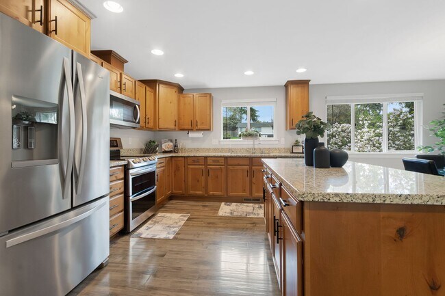 Building Photo - Wonderful 4 Bedroom, 3 Bath Home in Federal Way with Double Balconies and Family Room!
