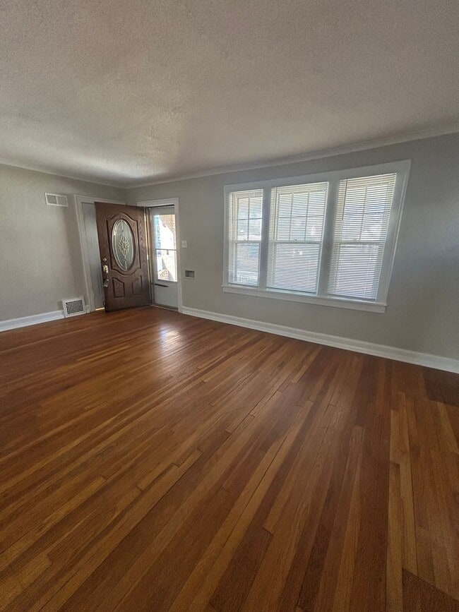 Building Photo - Spacious 4 Bed, 2 Bath Home in Prime Rockhill/Plaza Area Location