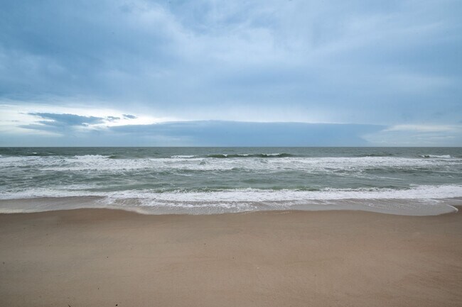 Building Photo - OFF-SEASON MONTHLY RENTAL - ESCAPE THE WINTER MONTHS!!!