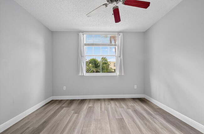 Building Photo - 780 S Sapodilla Ave
