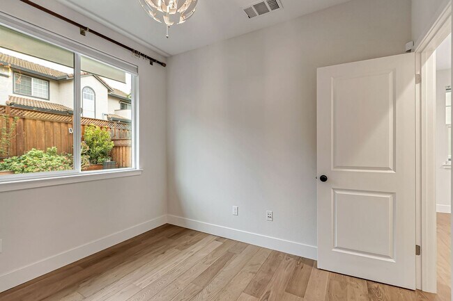 Building Photo - Stunning Home with Modern Upgrades and Pri...