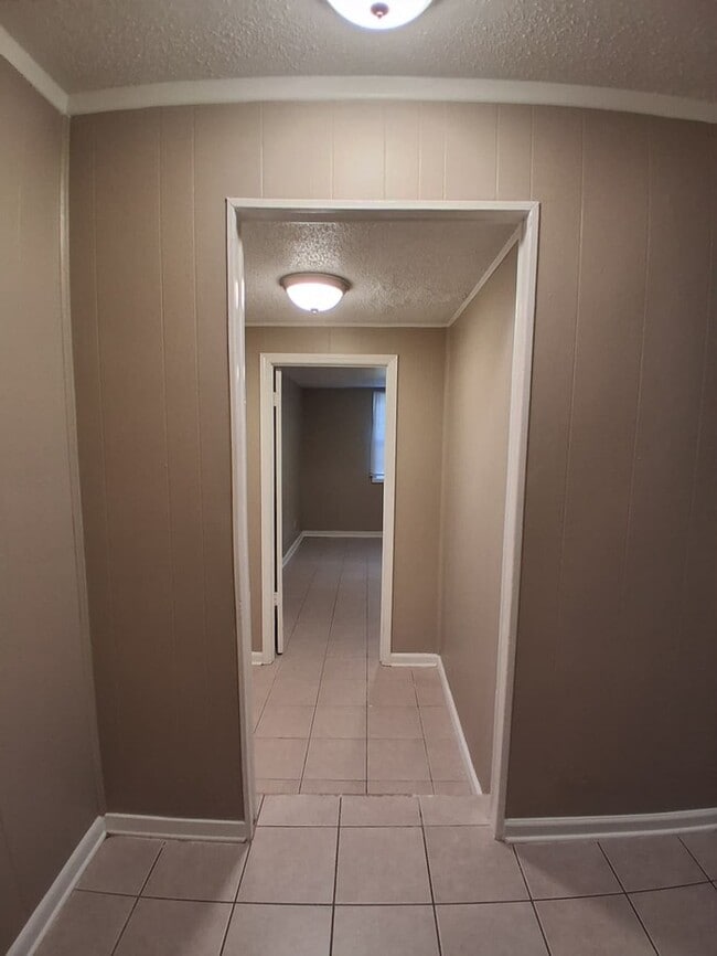 Building Photo - Large Home For Rent!