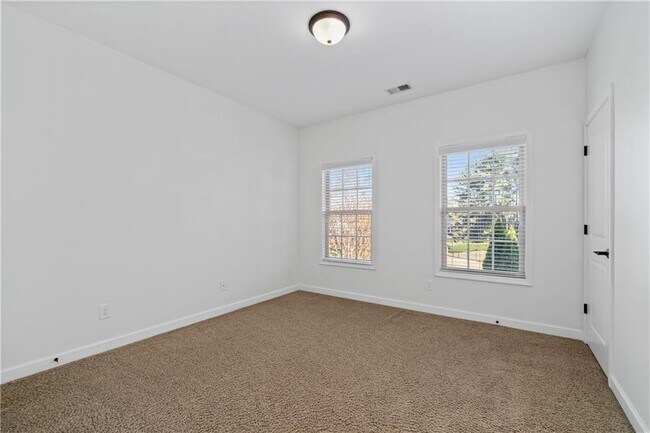 Building Photo - 6440 Century Park Pl SE