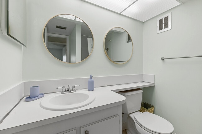 Building Photo - 4775 Cove Cir