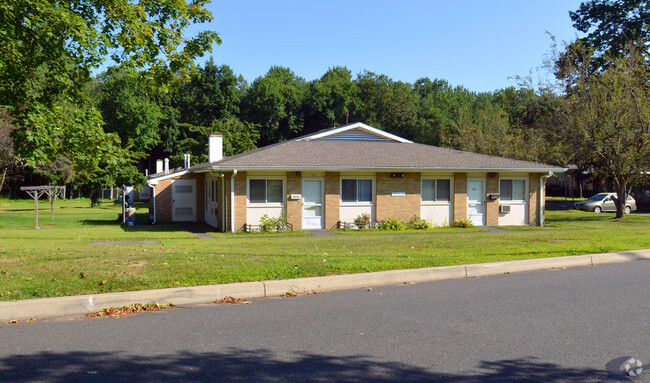 Building Photo - Pine Tree Apartments