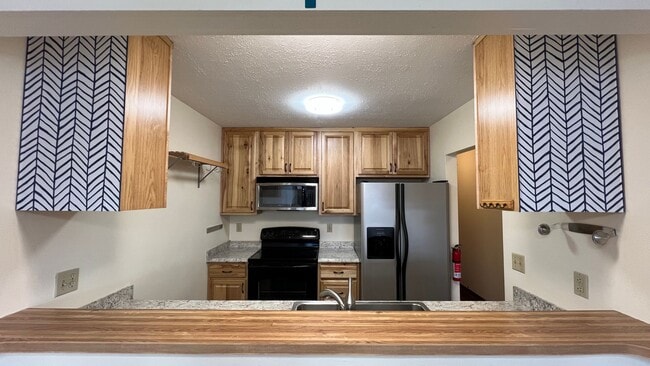 Building Photo - Spacious 2 Bedroom Condo in Eastridge! Carport Parking, Mountain View Balcony!