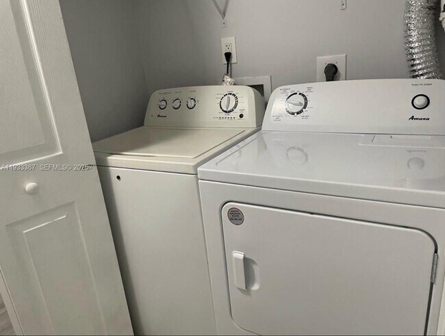 Building Photo - 8893 Fontainebleau Blvd