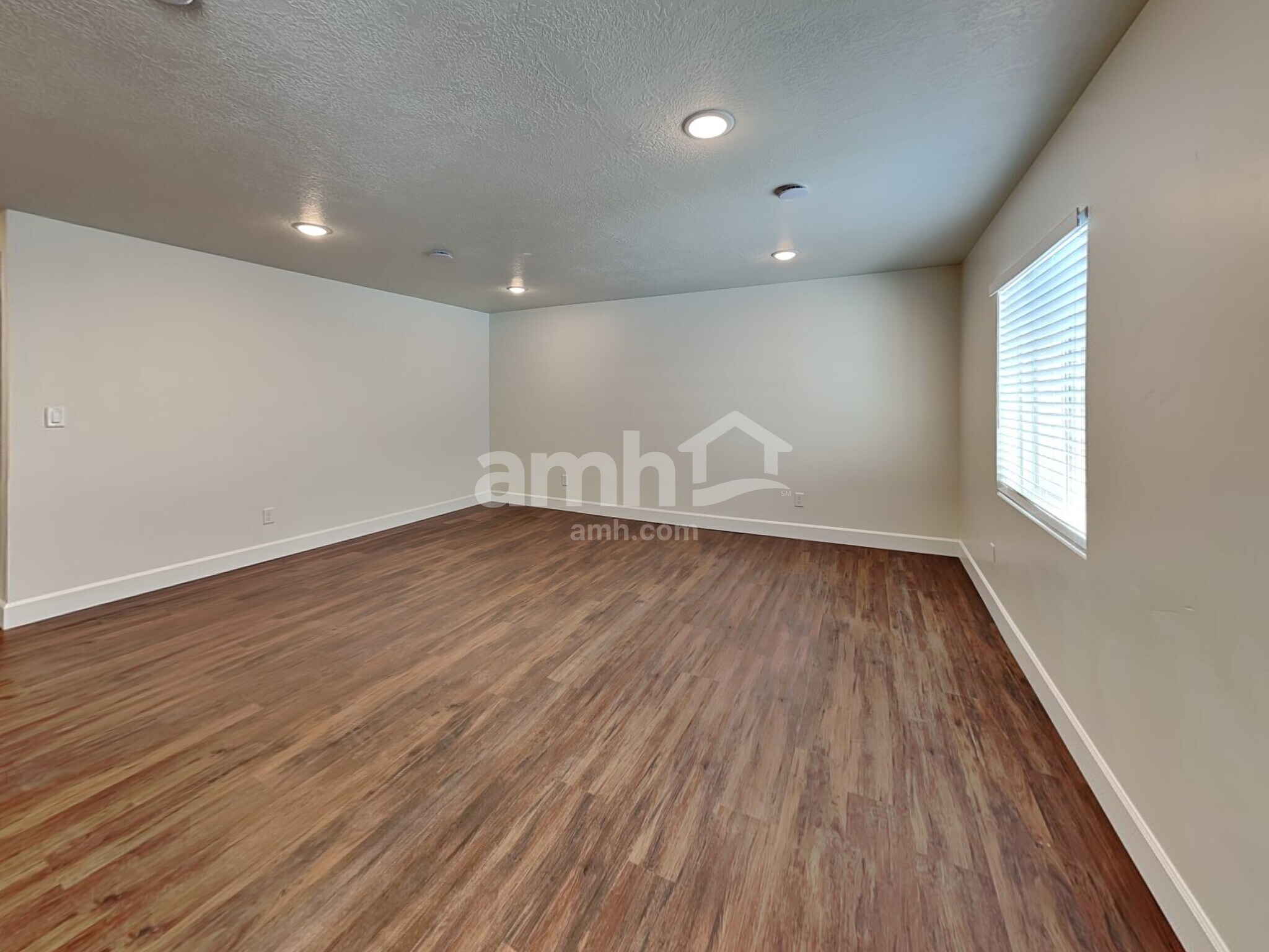 Building Photo - 11016 S Trocadero Ave