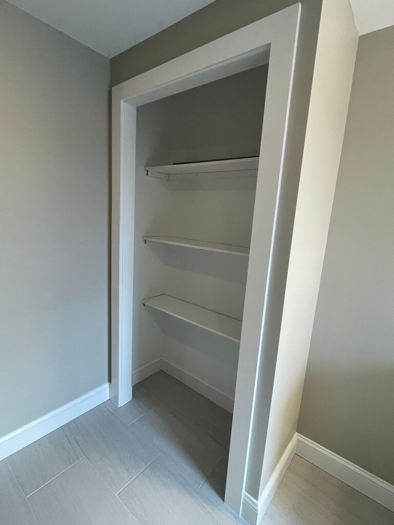 2nd floor bathroom - 4680 Umbria St