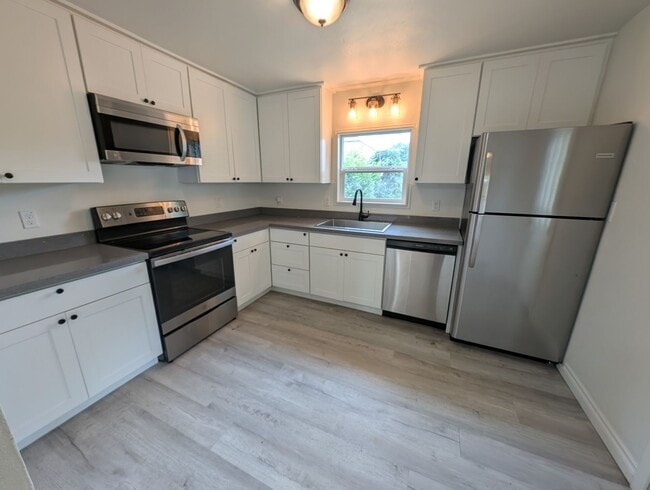Building Photo - Updated 3 Bedroom Charmer in the Heart of ...