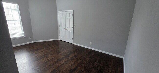 Building Photo - 3 bedroom and 2 bathrooms has newly renovated modern home in Southtown unit ready to move in! Mov...