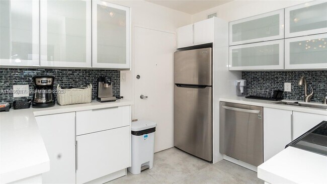 Building Photo - 5161 Collins Ave