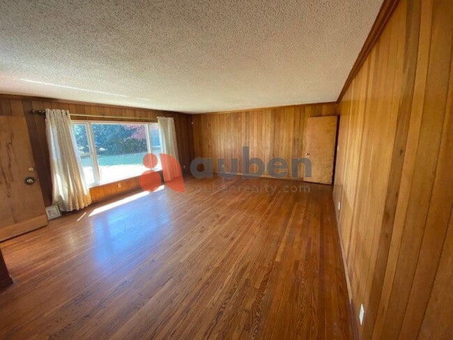 Building Photo - 3 Bedroom 2 Bathroom with Spacious Lot! $3...