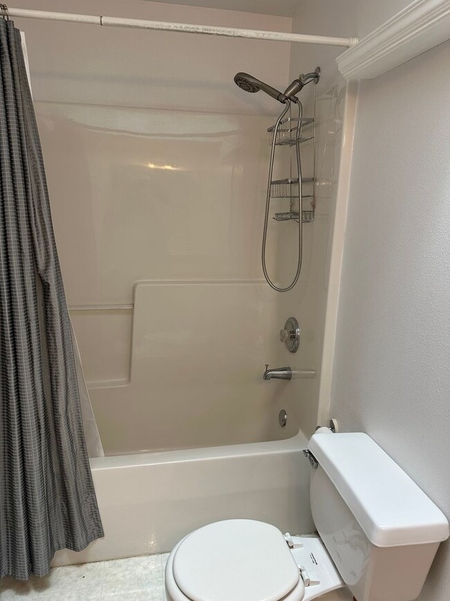 Building Photo - Beautifully updated 3 bedroom 2 bath house...