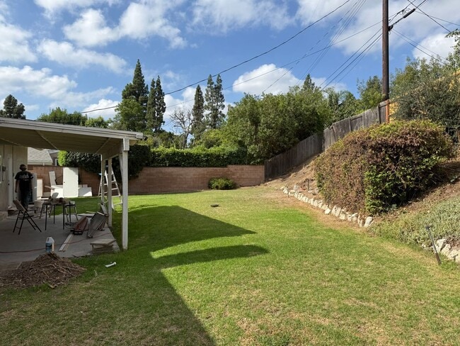 Building Photo - 3 bed, 2 bath single story home - JUST REM...