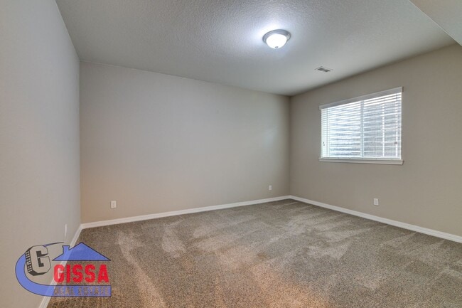 Building Photo - Beautiful home with 5 bedrooms, 4 bathroom...