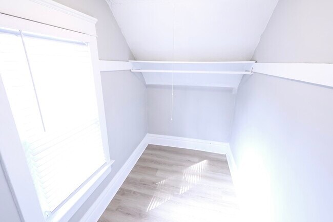 Building Photo - 991 Diana Ave