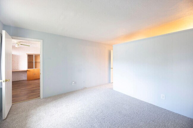 Building Photo - 1212 NE 14th Ct