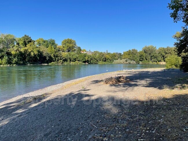 Building Photo - Lakeside