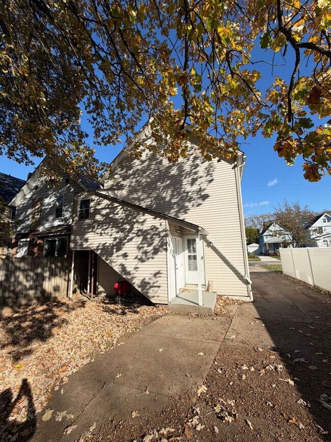 Building Photo - 2200 W 103rd St