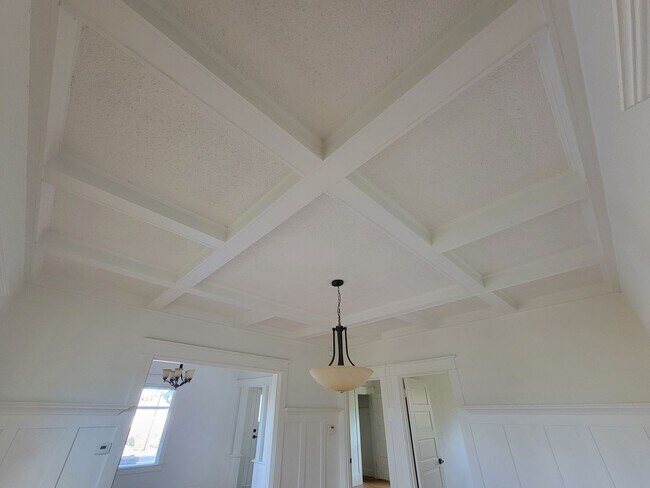 Building Photo - Don’t Miss This! Spacious 2 Bed, 2 Bath in North Portland