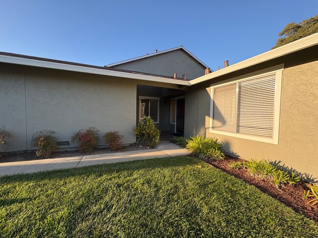 Building Photo - Charming Townhouse Located In Foster City Available Now!