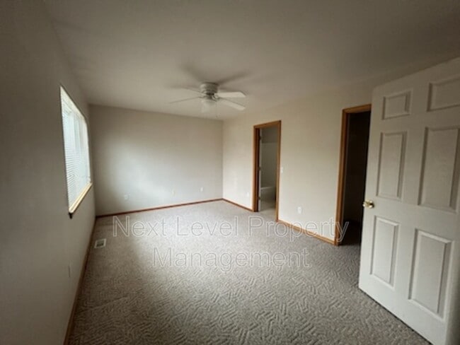 Building Photo - 1975 Greatview Dr