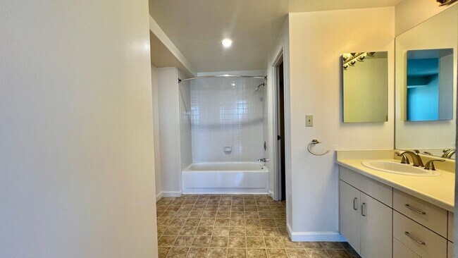 Building Photo - High Rise Living at its Best in Emeryville...