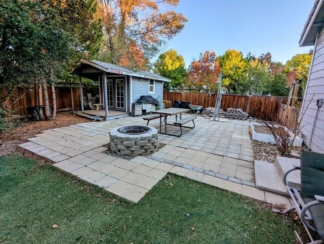 Building Photo - Stylish 4-Bedroom Home Near Red Hawk Golf ...