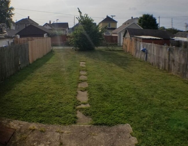Building Photo - Three-bedroom 2 Full Bath Single-Family Ho...