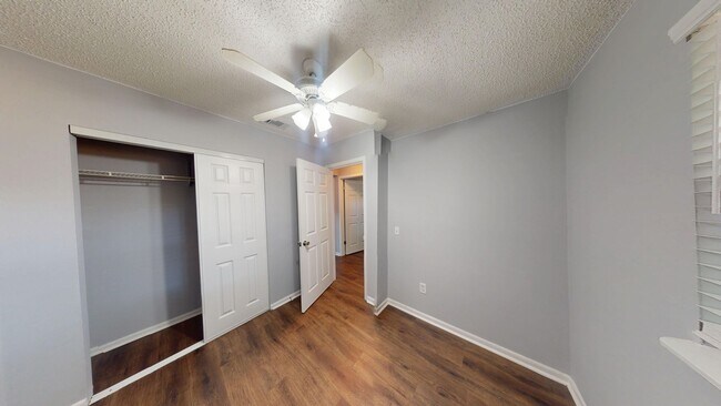 Building Photo - 2Bed/ 1 Bath Apartment Available NOW in Jacksonville!