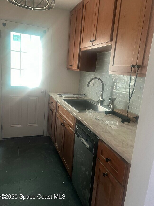 Building Photo - 351 Taylor Ave