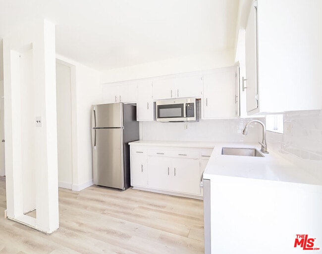 Building Photo - 825 S Detroit St