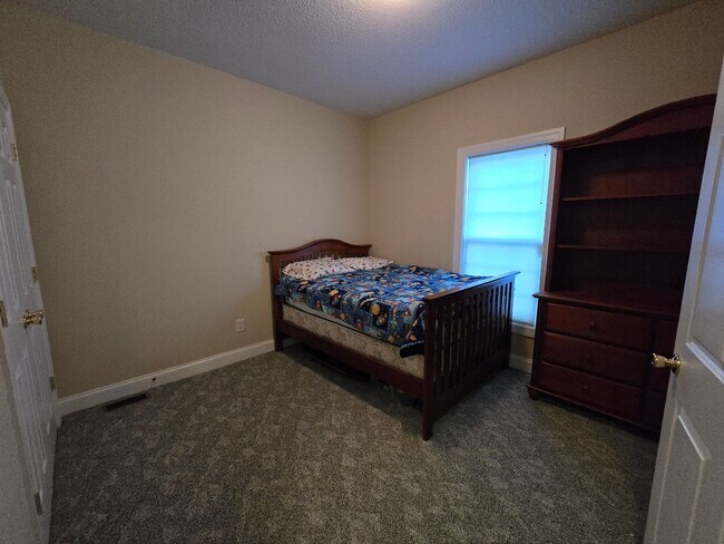 Building Photo - NEW LISTING!!