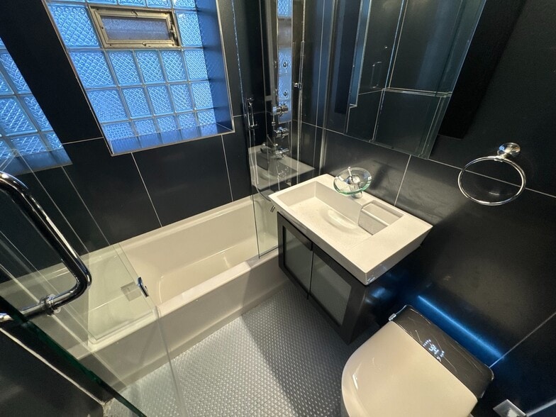 Building Photo - 2437 W North Shore Ave