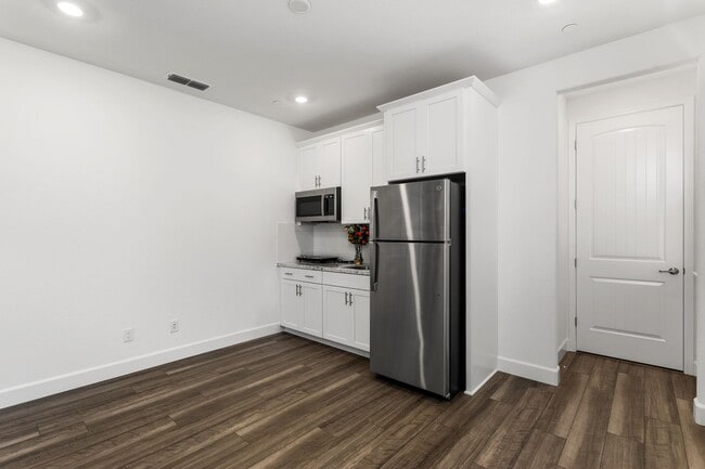 Building Photo - Gorgeous 1 Bed, 1 Bath Property